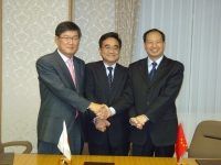 左から韓国姜釜山港建設事務所長、日本林田港湾局長、中国宋水運司長